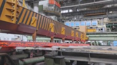 Metalurji fabrikasında metal üretim süreci. Modern bir fabrikada kırmızı sıcak metal. Modern metalurji fabrikası