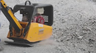 Toprak titreşimli plaka. Tokuşturucu. İnşaat Çalışma Akışı