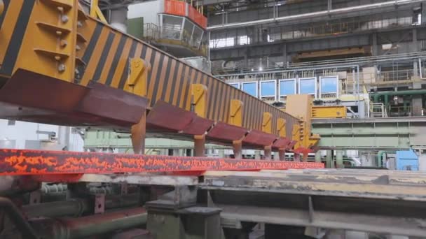 Διαδικασία παραγωγής μετάλλων σε μεταλλουργικό εργοστάσιο. Κόκκινο καυτό μέταλλο σε ένα σύγχρονο εργοστάσιο. Σύγχρονο μεταλλουργικό εργοστάσιο — Αρχείο Βίντεο