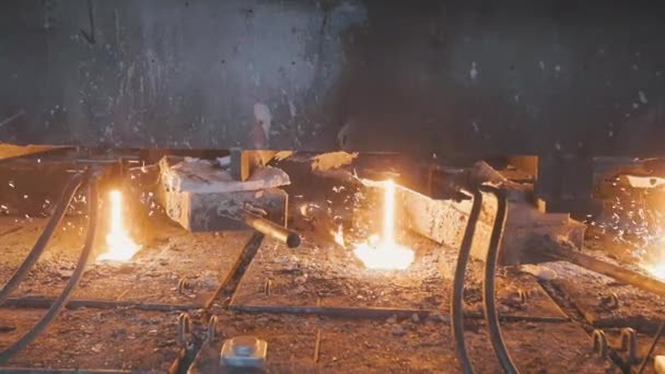 Procédé de production de métal dans une usine métallurgique. Métal rouge chaud dans une usine moderne. Usine métallurgique moderne — Video