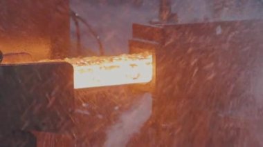 Metalürjik bir fabrikada ağır çekimde metal üretimi. Modern metalurji fabrikası. Modern bir fabrikada kırmızı sıcak metal..