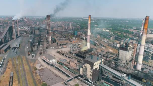 Vuelo sobre una gran planta metalúrgica. Vista aérea exterior industrial. Gran fábrica moderna — Vídeos de Stock