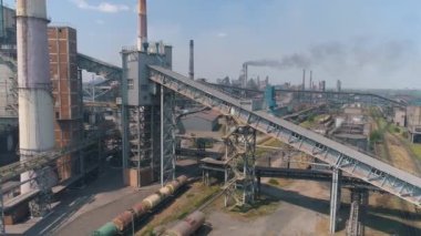 Büyük bir metalürjik tesisin üzerinden uçmak. Metalurjik bir bitkiden büyük metalürjik bitki görüntüsü emisyonları