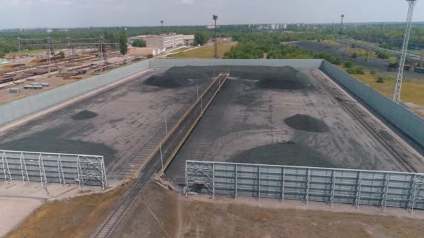 Kokszolókemence szén a szabadtéri raktár tetején. Repülés egy szabadtéri szénraktár felett — Stock videók