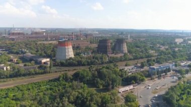 Soğutma kuleleri olan büyük bir fabrikanın üzerinde. Soğutma kulesi hava manzarası. Büyük bir metalurji fabrikasında soğutma kulesi..