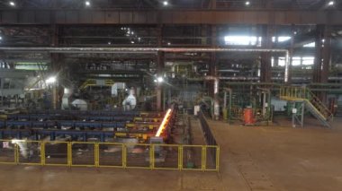 Kırmızı sıcak metalle taşıma hattı. Modern metalürjik bitki. Otomatik taşıma hattı