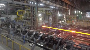 Metalurji fabrikasında metal üretim süreci. Modern metalurji fabrikası. Modern bir fabrikada kırmızı sıcak metal..