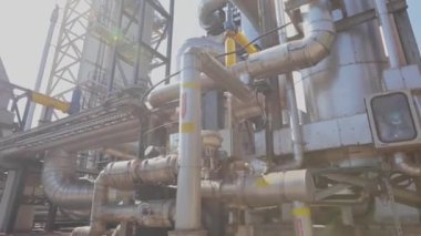Fabrikanın içi. Fabrikadaki tanka giden bir sürü boru var. Modern bir üretim tesisi. Modern bir sanayi fabrikasının dışı.