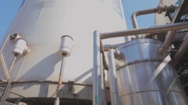 Modern bitki. Fabrikadaki modern boru hattı. Modern bir fabrikada parlak depolama tankları.