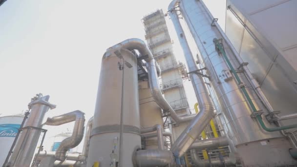 Planta moderna. Tanques de armazenamento brilhantes em uma fábrica moderna. pipeline moderno em uma fábrica — Vídeo de Stock