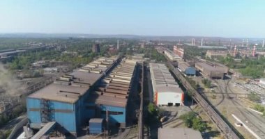Üst görüşü yerleştir. Büyük, modern bir fabrika manzarası. Endüstri dışı