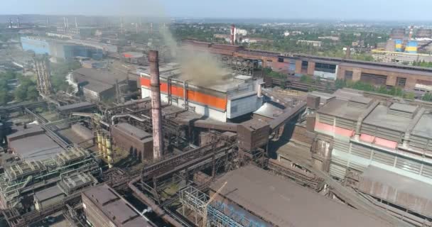 Büyük bir metalürjik bitkinin havadan görünüşü. Büyük bir metalürjik tesisin üzerinden uçmak. Fabrikadan duman yükseliyor. — Stok video
