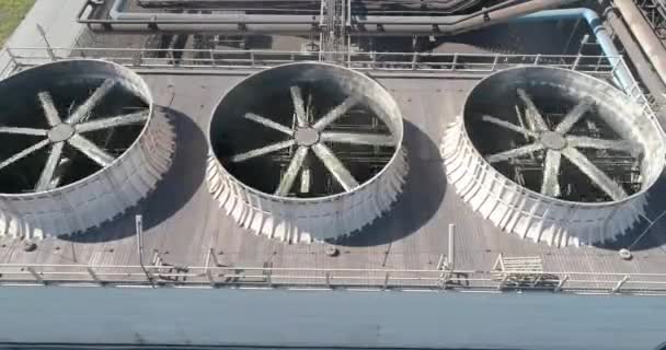 Система охлаждения на заводе с воздуха. Большой промышленный фанат. Вентиляторы охлаждения с высоты птичьего полета. — стоковое видео