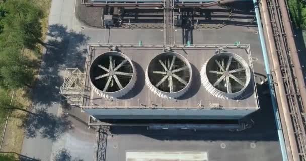 Un grande fan industriale. Sistema di raffreddamento in una vista aerea di fabbrica. Ventilatori di raffreddamento alla vista aerea dell'impianto. — Video Stock