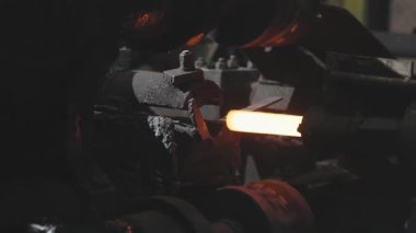 Sıcak metal kurdele, metal işleme tesisinde üretim süreci, üretim aşamasında yuvarlanan metal, pırıl pırıl metal silindirlerde yuvarlanma.