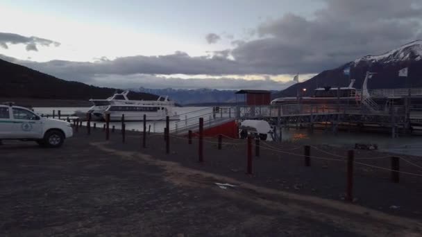 Pier nära Gray Glacier Patagonien, Panoramautsikt över Gray Lake, Patagonien, Chile — Stockvideo