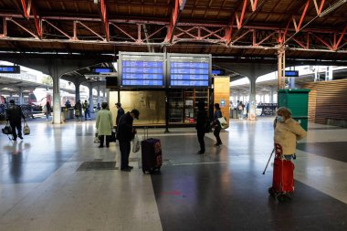 Bükreş, Romanya - 18 Ekim 2020: Covid 19 salgını sırasında Bükreş 'teki Kuzey Tren İstasyonu (Gara de Nord).