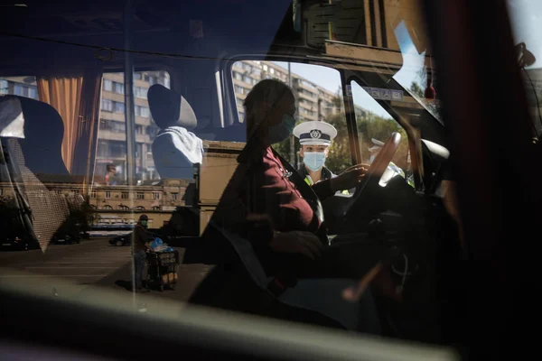 Bucarest Rumania Octubre 2020 Mujer Policía Detiene Los Coches Tráfico — Foto de Stock