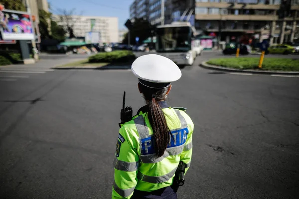 Bucarest Rumania Octubre 2020 Mujer Policía Detiene Los Coches Tráfico —  Fotos de Stock
