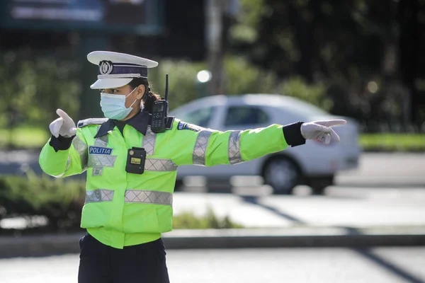 Bucarest Rumania Octubre 2020 Mujer Policía Detiene Los Coches Tráfico —  Fotos de Stock