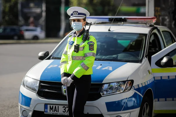 Bucarest Rumania Octubre 2020 Mujer Policía Detiene Los Coches Tráfico —  Fotos de Stock