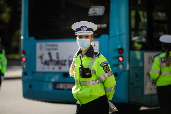 Bucarest Rumania Octubre 2020 Mujer Policía Detiene Los Coches Tráfico —  Fotos de Stock