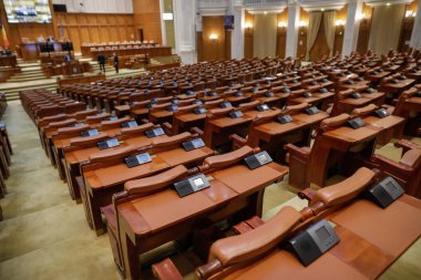 Bükreş, Romanya - 20 Ekim 2020: Covid-19 salgını sırasında Romanya Parlamentosu Milletvekilleri Meclisindeki boş koltuklar.