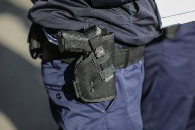 Bükreş, Romanya - 21 Ekim 2020: Bir polis memurunun kılıfında Beretta PX4 tabancasıyla ilgili ayrıntılar.
