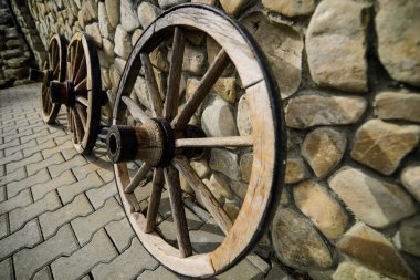 Eski ahşap araba tekerlekleri