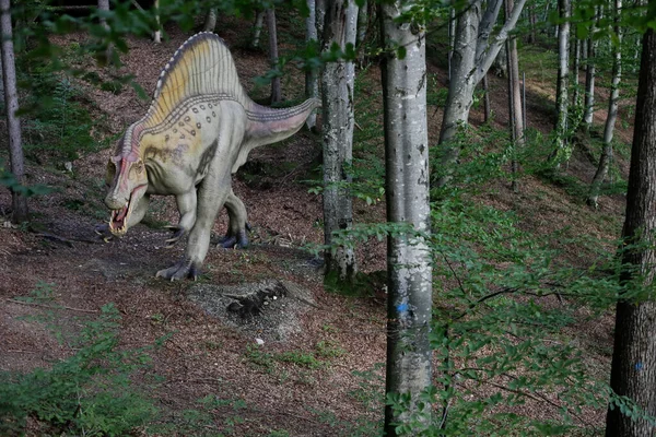 ルーマニアのラズノフ 2020年10月3日 ルーマニアの屋外ディノ公園でのスピノサウルス恐竜モデルの詳細 — ストック写真