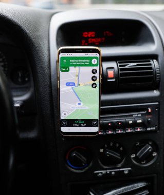 Bükreş, Romanya - 25 Ekim 2020: Google Maps uygulaması ile arabadaki mobil bir cihaz üzerinde sığ alan derinliği (seçici odaklı) resmi.