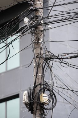 Bükreş 'te pek çok organize edilmemiş internet ve televizyon kablosu beton bir direğin üzerinde.