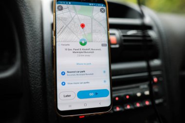 Bükreş, Romanya - 25 Ekim 2020: Waze uygulamasının arabadaki mobil bir cihaz üzerindeki sığ alan derinliği (seçici odaklı) resmi.