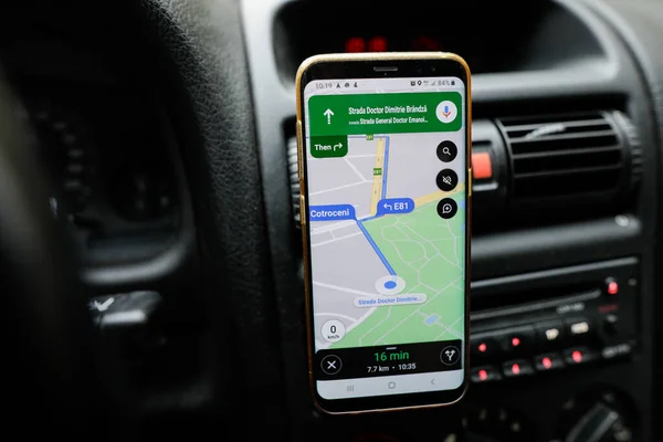 Bükreş, Romanya - 25 Ekim 2020: Google Maps uygulaması ile arabadaki mobil bir cihaz üzerinde sığ alan derinliği (seçici odaklı) resmi.