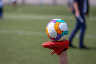 Bükreş, Romanya - 24 Mayıs 2019: Arena Nationala stadyumunda Adidas Conext 19 Avrupa elemeleri resmi futbol topu ile bir futbolcuyla ilgili ayrıntılar.