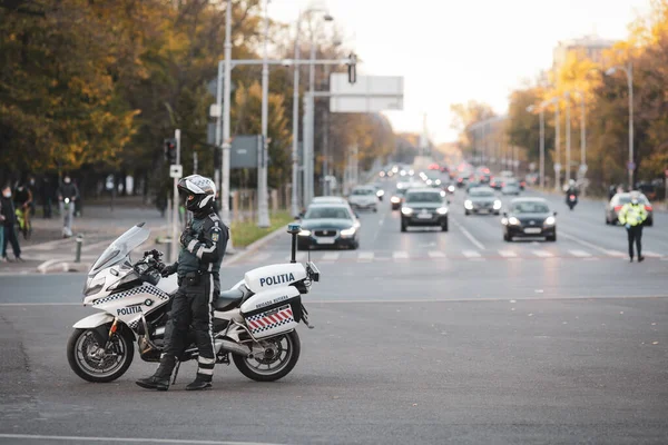 罗马尼亚布加勒斯特 2020年11月8日 在他的宝马摩托车附近的道路警察注意布加勒斯特市中心的汽车交通 — 图库照片