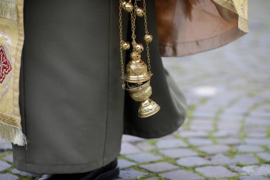 Bükreş, Romanya - 11 Kasım 2020: Rumen ordu rahibi (Hıristiyan Ortodoks) halka açık bir törende hizmet veriyor.