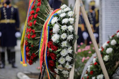 Bükreş, Romanya - 11 Kasım 2020: Romen cenaze çelenkleriyle ilgili ayrıntılar bir savaş anıtında.