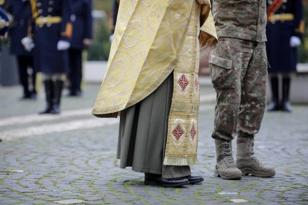 Bukareszt Rumunia Listopada 2020 Rumuński Ksiądz Wojskowy Prawosławny Chrześcijanin Pełni — Zdjęcie stockowe