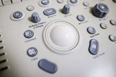 Bükreş, Romanya - 22 Kasım 2020: Bir ultrason makinesinin kontrol panelinin ayrıntılarıyla sığ alan derinliği (seçici odaklı) resmi.