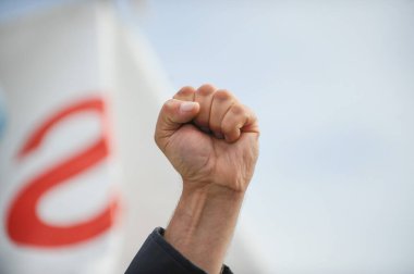 Politik bir mitingde kızgın bir protestocunun kapalı yumruğuyla ilgili detaylar.