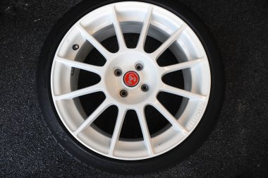 Bükreş, Romanya - 20 Nisan 2010: Bir atölye içindeki araba tekerleği üzerindeki Abarth logosunun ayrıntıları.