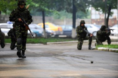 Bükreş, Romanya - 12 Mayıs 2010: Romanya Askeri Polisi üyeleri tatbikata katıldı
