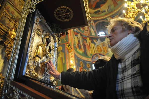 Bucarest Rumania Diciembre 2010 Mujer Toca Icono Religioso Virgen María —  Fotos de Stock