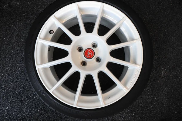 Bükreş, Romanya - 20 Nisan 2010: Bir atölye içindeki araba tekerleği üzerindeki Abarth logosunun ayrıntıları.