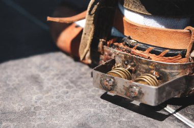 Romen geleneksel dansçılar Calusarii 'nin ayakkabılarıyla yüzeysel alan derinliği (seçici odak) görüntüsü.