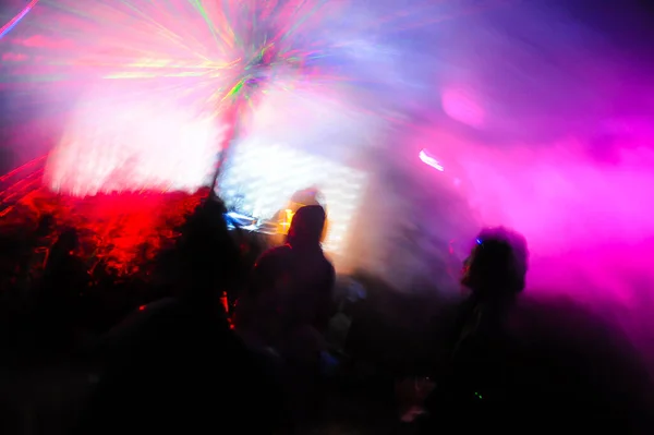 Trippy Obraz Nocy Ludźmi Tańczącymi Zewnątrz Festiwalu Muzyki Leśnej Wiązkami — Zdjęcie stockowe