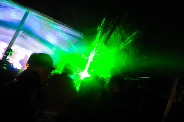 Trippy Nachtbild Mit Menschen Tanzen Freien Einem Wald Musikfestival Mit — Stockfoto