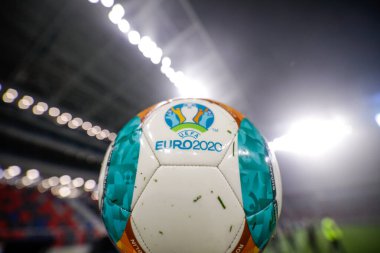 Bükreş, Romanya - 27 Kasım 2020: Islak Euro 2020 resmi futbol topuyla ilgili ayrıntılar.