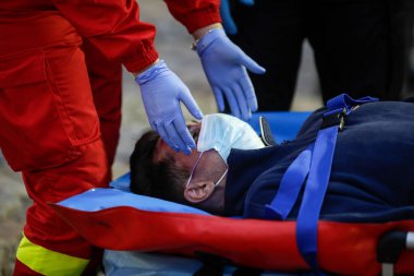 Bükreş, Romanya - 5 Aralık 2020: Romen Ambulansı 'ndan (SMURD) sağlık görevlileri bir araba kazası kurbanını kurtardı.